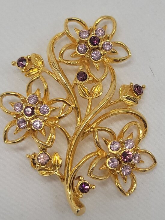 Unknown Jewelry - Gold-Tone Floral Brooch With Purple Rhinestones 2" Vintage Pin Jewelry